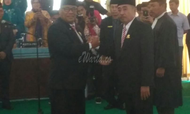 Ketua DPRD Rejang Lebong M Ali saat mengambil sumpah dan  melantik Bambang Irawan