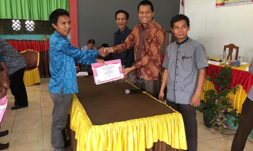 Ketua KPU Seluma (Sarjan efendi, SE) di dampingi Anggota saat memberikan Piagam Penghargaan kepada anggota PPK terbaik.