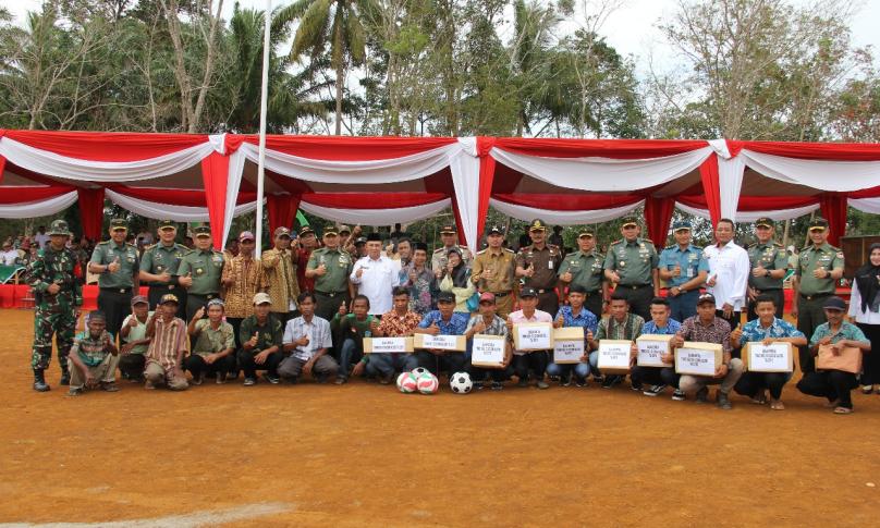 Foto bersama usai penyerahan bantuan kepada para petani