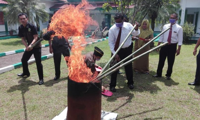 Kejari Tais Musnahkan Barang Bukti
