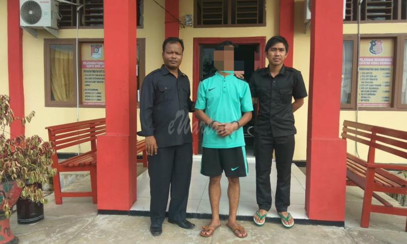 Foto tersangka (A-I) didampingi petugas, oknum guru honorer di Seluma