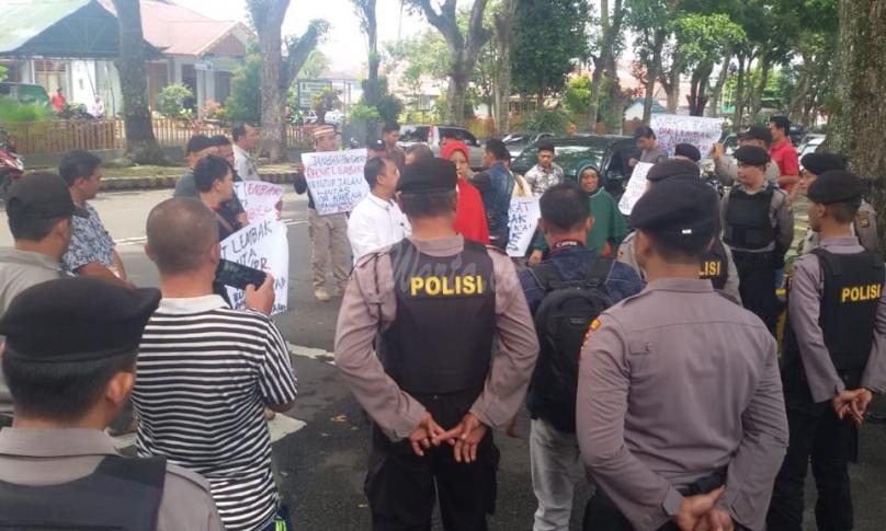 Orasi masa mendapatkan pengawalan ketat dari Kepolisian