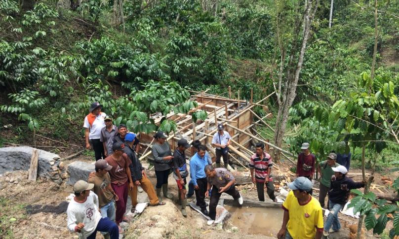Warga dan fasilitator program pansimas tinjau langsung ke lokasi