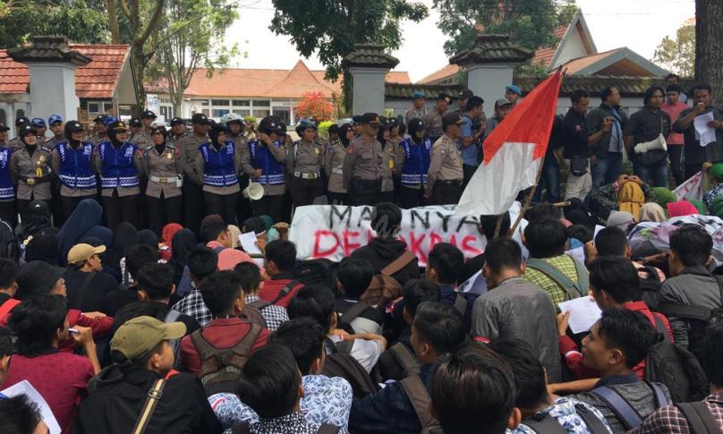 Ratusan Demonstran saat menggelar Demo di Depan Kantor DPRD Rejang Lebong