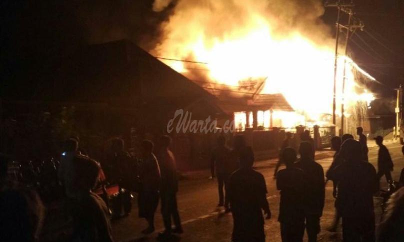 Terlihat api mulai membesar