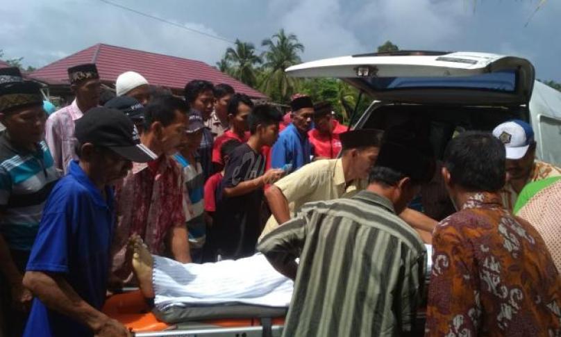 Korban MD saat dinaikkan ke mobil ambulance