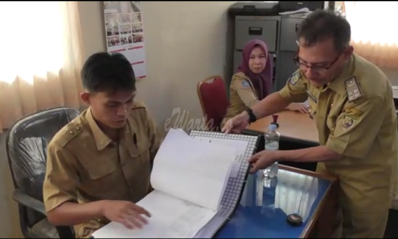 ASN UPP Samsat Seluma menunjukan data tunggakan pajak kendaraan dinas