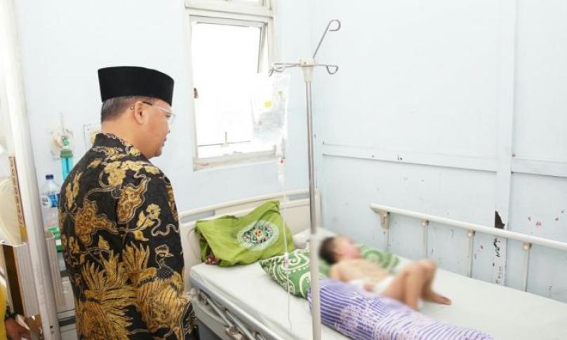 Gubernur Bengkulu (H. Rohidin Mersyah) mengunjungi balita korban tersiram minyak goreng