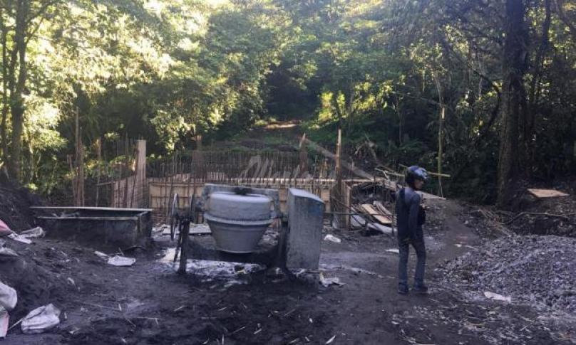 Kondisi pembangunan jembatan Bukit Kaba yang di biarkan begitu saja (mangkrak)