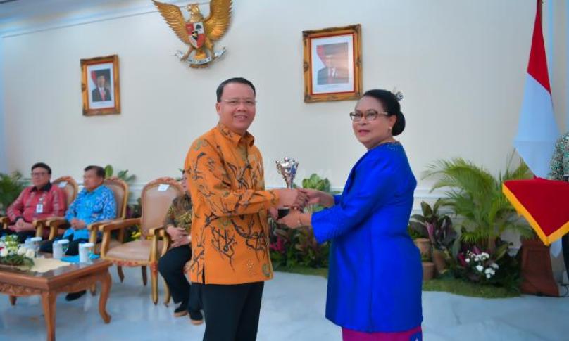 Penyerahan Penghargaan APE oleh Menteri PPPA RI Yohana Yembise kepada Gubernur Bengkulu