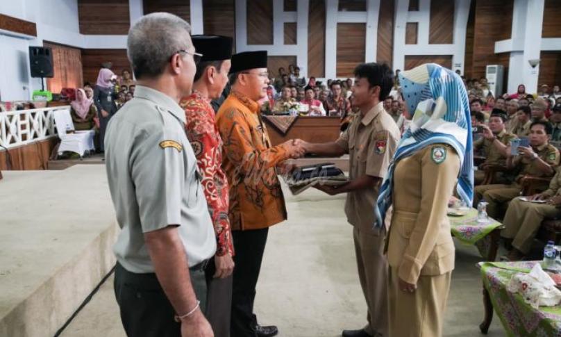 Penyerahan seragam penyuluh 