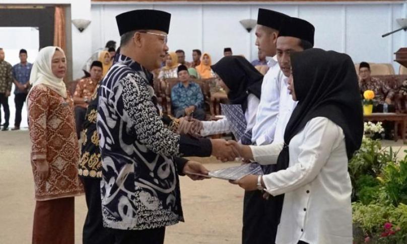 Gubernur Bengkulu (Dr H Rohidin Mersyah) membagikan 286 SK CPNS 2018