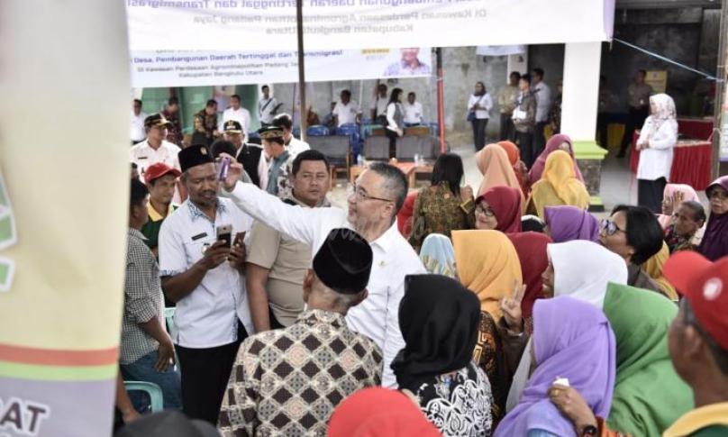 Mendes dan PDTT selfi bersama di sela-sela kunjunganya di Bengkulu Utara