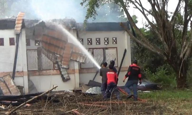 Petugas PBK Seluma saat berjuang memadamkan api