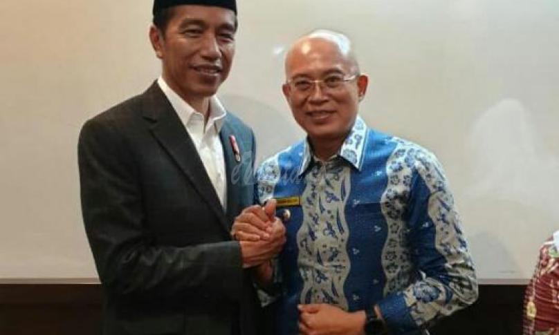 Plt Bupati Bengkulu Selatan Gusnan Mulyadi berfoto bersama dengan Presiden RI Joko Widodo