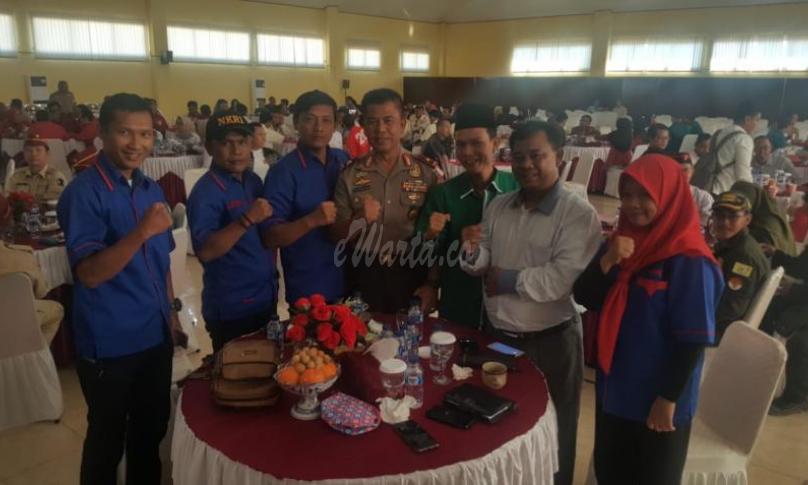 Anggota Media Bengkulu Online (AMBO) berkesempatan berfoto bersama Kapolda Bengkulu, Brigjen Pol Drs. Supratman, MH