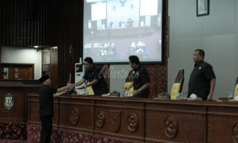 Gubernur menyerahkan nota penjelasan kepada pimpinan DPRD 