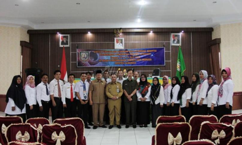 Sekda berswafoto bersama peserta bimtek pengelolaan keuangan 