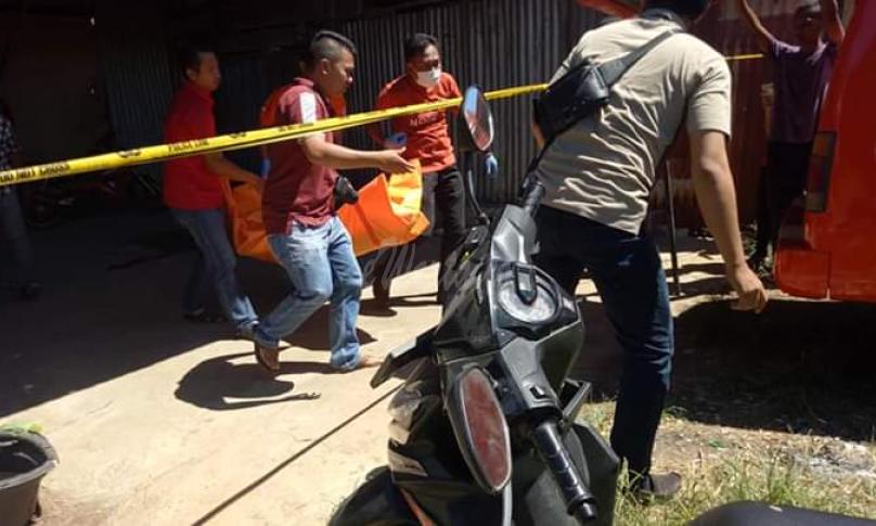 Pihak kepolisian mengevakuasi korban pembunuhan