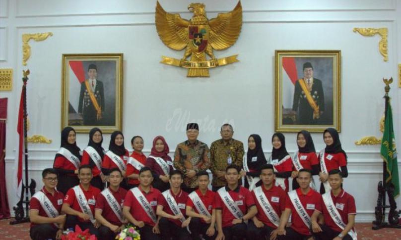 Gubernur Bengkulu berswafoto bersama Finalis Duta Bahasa Provinsi Bengkulu