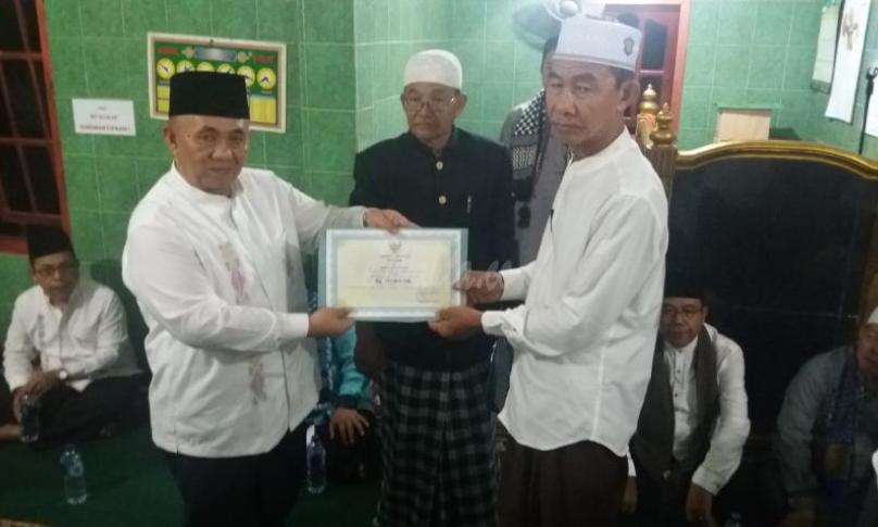 Penyerahan bantuan secara simbolis oleh Sesda Provinsi Bengkulu, Nopian Andusti