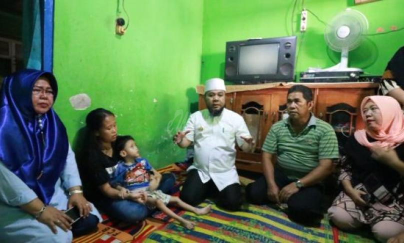 Walikota Bengkulu (H. Helmi Hasan, SE) Kunjungi langsung rumah Raffa di Kebun Geran Kota Bengkulu