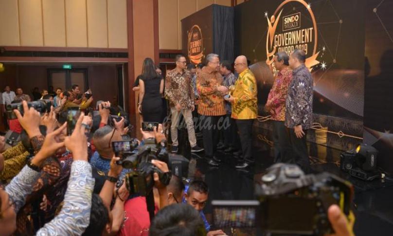 Menteri Desa, Pembangunan Daerah Tertinggal, dan Transmigrasi Eko Putro Sandjojo menyerahkan penghargaan Goverment Award 2019 kepada bupati dan walikota di Jakarta, Selasa (30/4/2019). Tahun ini Goverment Award diberikan kepada 29 kepala daerah yang dinilai berhasil melakukan berbagai inovasi dalam pengeloaan pembangunan di daerahnya. Foto: Angga/Kemendes PDTT
