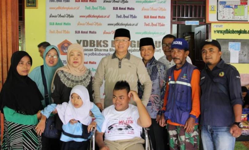 Gubernur Bengkulu, Rohidin Mersyah memberikan bantuan berupa 1 unit Sepeda Motor kepada Panti Amal Mulia yang beralamat di Jalan Letkol Santosa No. 57 Pasar Melintang Kota Bengkulu.