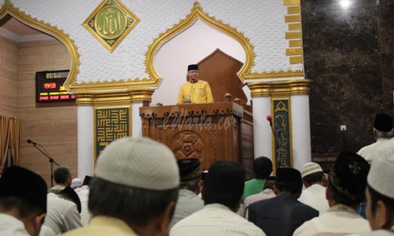 Gubernur Bengkulu Rohidin Mersyah beserta istri melaksanakan Sholat Isya dan Taraweh perdana di Masjid Raya Baitul Izzah Kota Bengkulu, Minggu malam (05/05/2019).