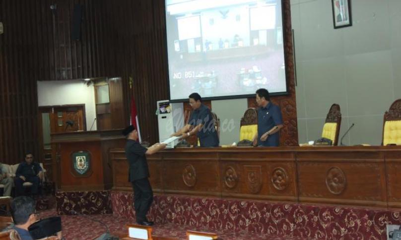 Gubernur Bengkulu Rohidin Mersyah, sampaikan nota penjelasan Gubernur atas raperda rencana umum energy daerah pada rapat paripurna pertama masa sidang kedua 2019 DPRD Provinsi, Rabu, (8/5)