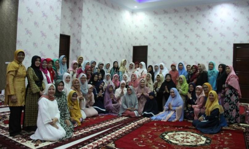 Mempererat tali silaturahmi sekaligus reuni kelembagaan, TP PKK Provinsi Bengkulu melaksanakan Buka Puasa Bersama Ketua TP PKK Provinsi Bengkulu dengan BKOW dan Darma Wanita Provinsi Bengkulu, di Rumdin Gubernur Gedung Daerah Balai Raya Semarak Bengkulu, (15/05).