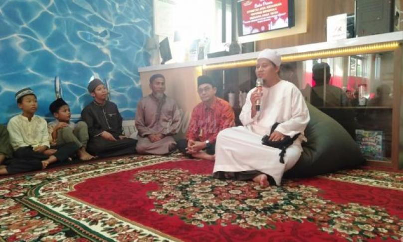 Ustadz Ibnu Hajar Basalamah saat memberikan tausiahnya
