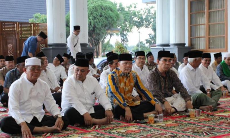 Gubernur Bengkulu bersama Bupati Rejang Lebong dan sejumlah pejabat lainya dalam acara buka bersama di Rumah Dinas Bupati Rejang Lebong