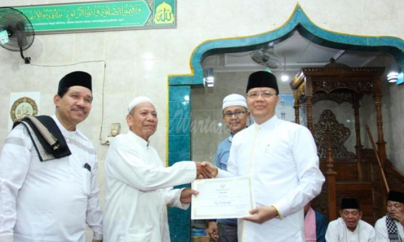 Gubernur Bengkulu (Dr. H. Rohidin Mersyah) serahkan bantuan kepada pengurus masjid Akbar Rawa Makmur