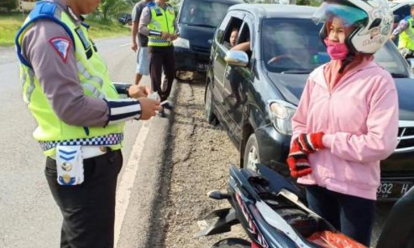 Razia, seorang petugas sedang memeriksa kelengkapan pengendara yang sedang melintas di depan Mako Polres Seluma, Bengkulu