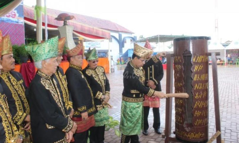 Prosesi kegiatan rangkaian peringatan HUT Curup ke 139 di awali dengan pemukulan gong oleh Bupati Rejang Lebong, Dr. H. Ahmad Hijazi di saksikan seluruh pejabat jajaran Pemkab Rejang Lebong dan ribuan masyarakat yang menyaksikan prosesi tahunan tersebut