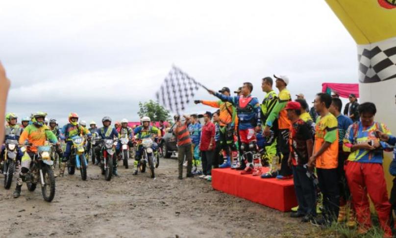 Kapolda Bengkulu Brigjen Pol Drs. Supratman, MH membuka langsung adventure traill di Seluma, Bengkulu (22/6/2019)