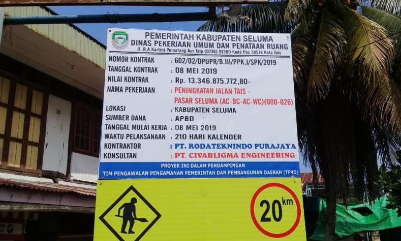 Papan Kontrak pengerjaan dengan kontraktor tertera jelas anggaran 13 milliar Rupiah lebih bersumber APBD