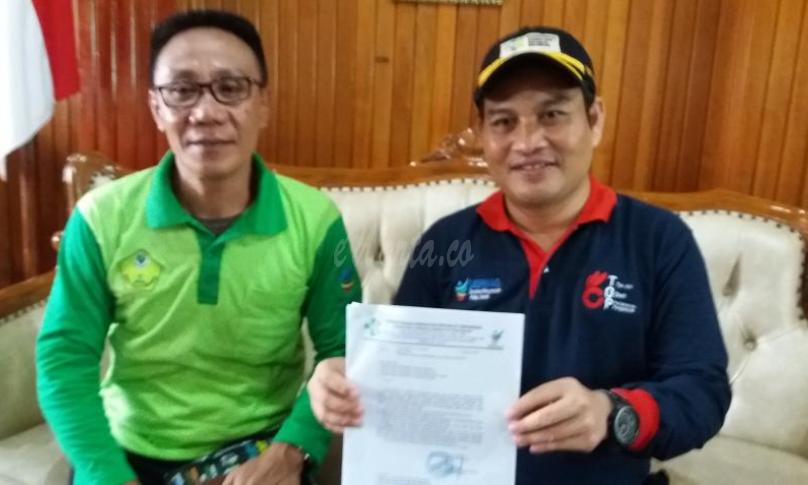 Kepala Dinas Kesehatan Provinsi Bengkulu, Herwan Anthoni didampingi Kasi Promkes saat diwawancarai ewarta co