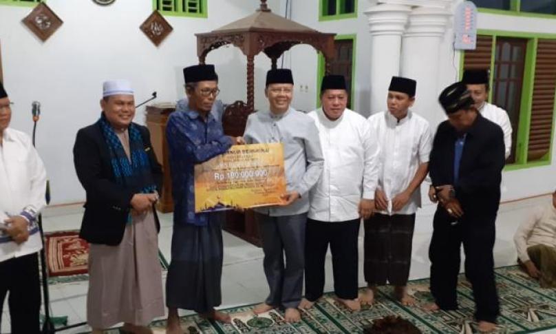 Kunjungan kerja ke Kabupaten Mukomuko, Gubernur membawa Bantuan sosial hingga Sapi Ternak 