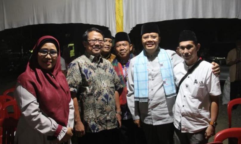 Gubernur Bengkulu berfoto bersama Tokoh dan keluarga besar Kaum 14 di Mukomuko