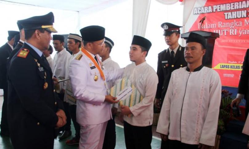 Gubernur Bengkulu Rohidin Mersyah yang memberikan langsung  Surat Keputusan Remisi kepada perwakilan narapidana.