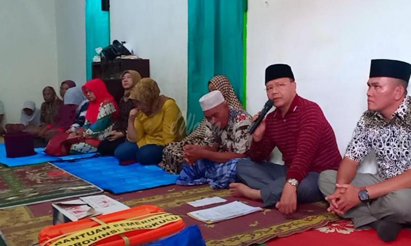 Gubernur Bengkulu (Dr. H. Rohidin Mersyah) kunjungi rumah duka dan korban kebakaran di Desa Muara Saung, Kaur, Jumat (23/8).