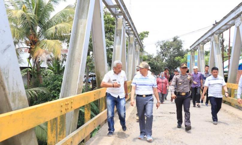Pastikan pekerjaan sesuai spesifikasi, Gubernur Rohidin tinjau langsung peningkatan pembangunan jalan Kerkap-Tanjung Aging Palik, Bengkulu Utara, (29/09). Peninjauan dilakukan Gubernur Rohidin dari Desa Sawang Lebar hingga Desa Tanjung Agung.