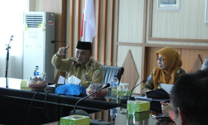 Sekda Provinsi Bengkulu, Nopian Andusti saat memimpin rapat