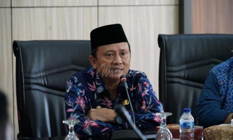 Asisten I Setda Provinsi Bengkulu Hamka Sabri saat memimpin rapat persiapan Kerjasama Pengembangan Industri Mobil Nasional Esemka, Kamis (19/9) bertempat di Ruang Rapat Gubernur Lantai 3.