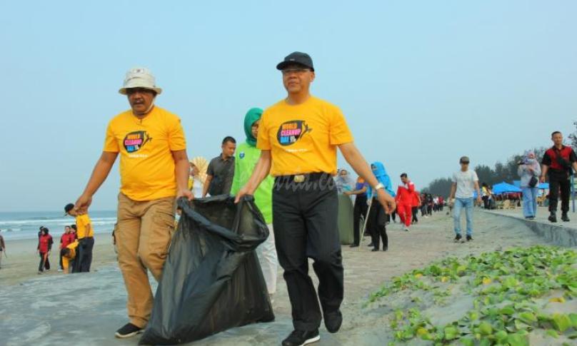 Gubernur Bengkulu turun langsung ikut bersihkan sampah di kawasan Pantai Panjang Bengkulu