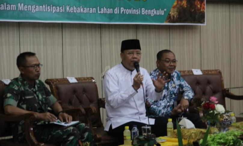 Gubernur Bengkulu telah mengeluarkan Peraturan Gubernur (Pergub) terkait dengan penanganan Karhutla pada tahun 2012, diikuti dengan Surat Keputusan Gubernur pada tahun 2012 dan secara rutin setiap tahun kita membuat surat edaran," jelas Gubernur Rohidin,saat membuka secara resmi Rakor Pengendalian Karhutla, di Ruang Pola Provinsi Bengkulu, Jumat (27/9/2019).