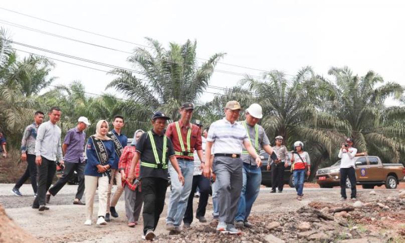 Gubernur dan rombongan saat meninjau langsung ke lokasi