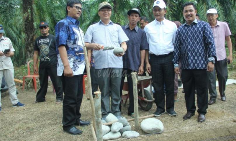 Gubernur Rohidin lakukan peletakan batu pertama di lokasi pembangunan rumahnya, di samping Lapangan Desa Gindo Suli, Sabtu (05/10).